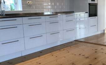 Kök i vit högblank